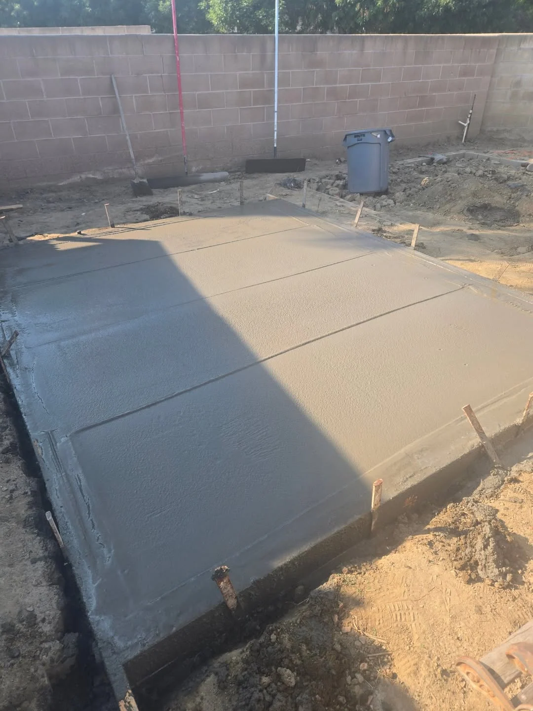 Slab poured block wall